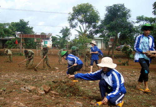 Thanh niên tình nguyện và bộ đội cùng nhau giúp dân xây dựng nông thôn mới